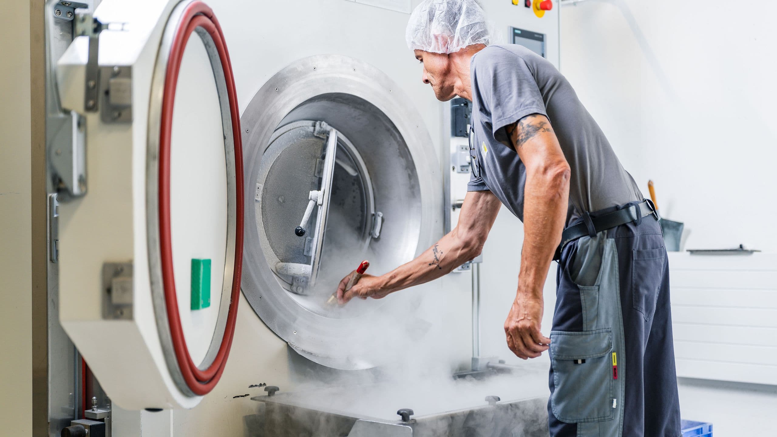 Mitarbeiter am pinseln